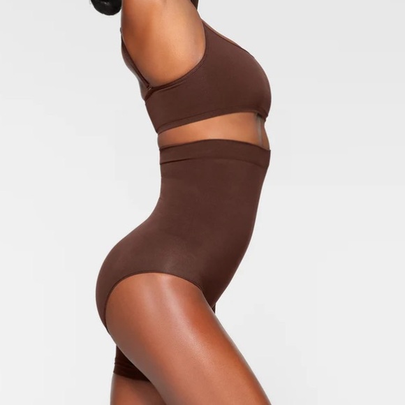 Skims seamless sculpt SOLUTION SHORT RIGHT LEG EXPOSED - Picture 3 of 7